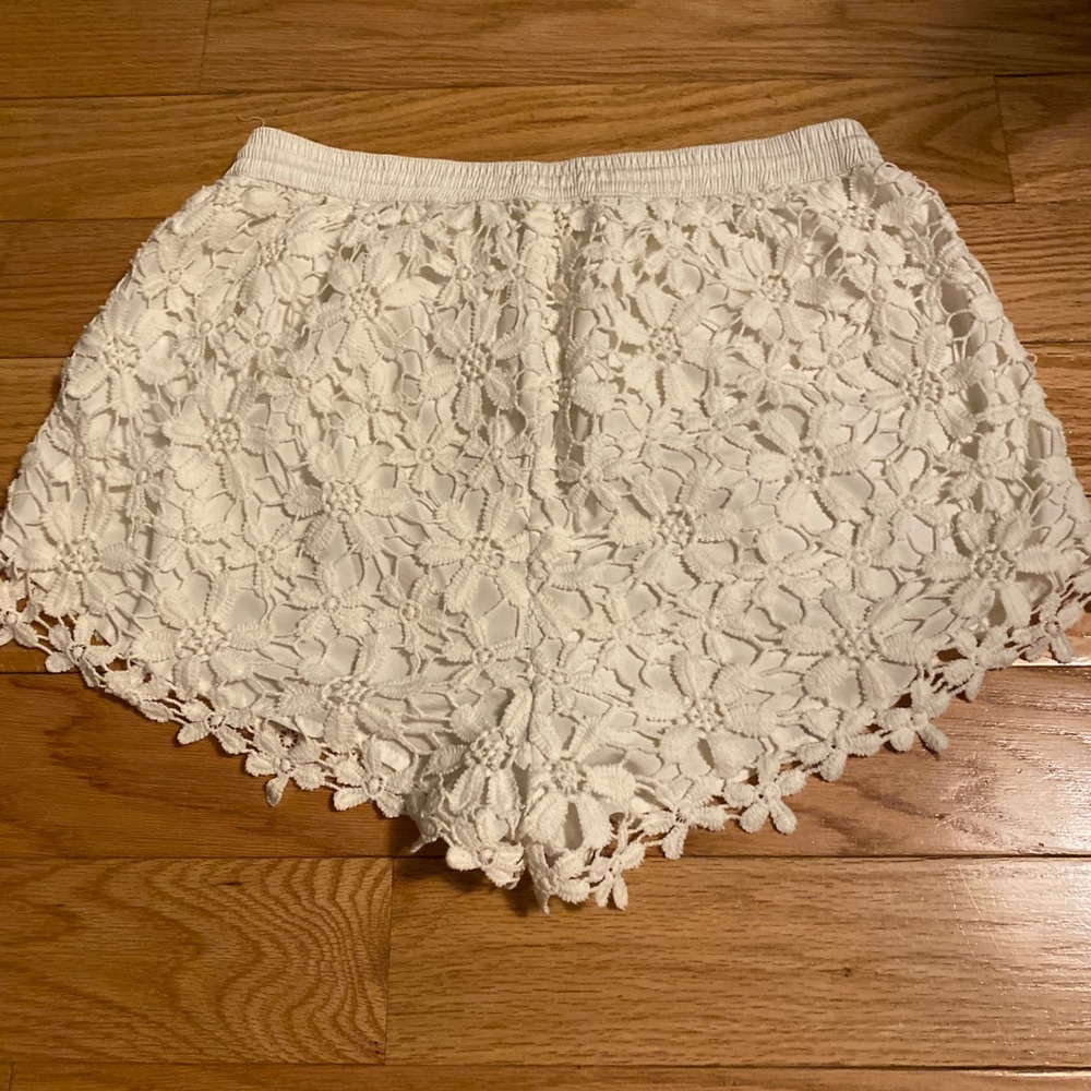 WHITE FLORAL LACE SHORT - Picture 2 of 2